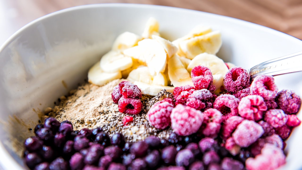 Bowl with oats, banana, and berries as a simple pre boxing meal