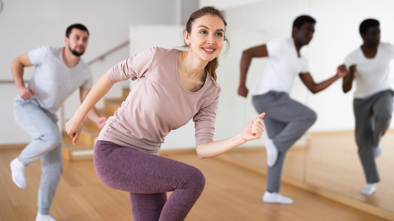 People do aerobic training with steady cardio exercise in a studio setting